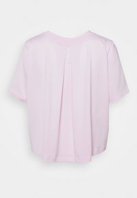 Lyhythihainen vaaleanpunainen paita, jossa on teksturoidusta kankaasta valmistettu selän laskosyksityiskohta. Pyöreä neckline, kontrastivärinen reunus. Rentoutunut istuvuus.