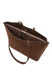 Brązowa torba typu tote ze skóry zamszowej z zamkiem błyskawicznym, dwoma uchwytami i kieszeniami wewnętrznymi. Charakteryzuje się miękką fakturą i usztywnionym kształtem.