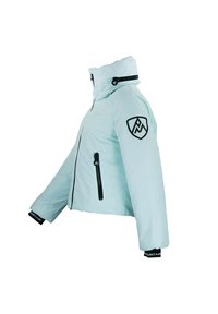 Veste isolante bleu clair avec fermeture éclair à l'avant, col haut et détails noirs, y compris un patch logo et des accents en zipper.