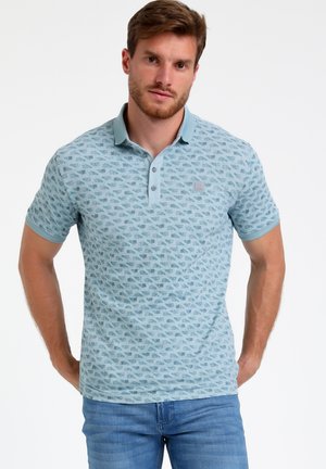 Polo bleu clair avec un motif et un col contrasté. Comprend trois boutons et des manches courtes. Tissu doux au toucher.