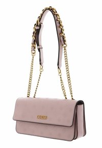 Borsa in pelle rosa con tracolla a catena; presenta un logo in oro, un motivo floreale a rilievo e una forma rettangolare compatta.