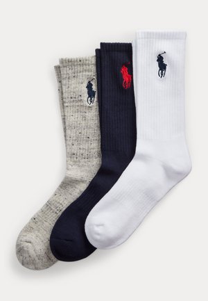 Drei Paar Crew-Socken in Grau, Navy und Weiß, jeweils mit einem kleinen gestickten Polospieler-Logo nahe am oberen Rand.