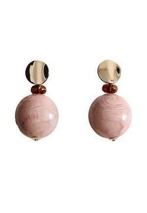 Boucles d'oreilles rondes marbrées roses avec des clous circulaires dorés et un accent de perle brune. Texture lisse avec une finition métallique brillante.