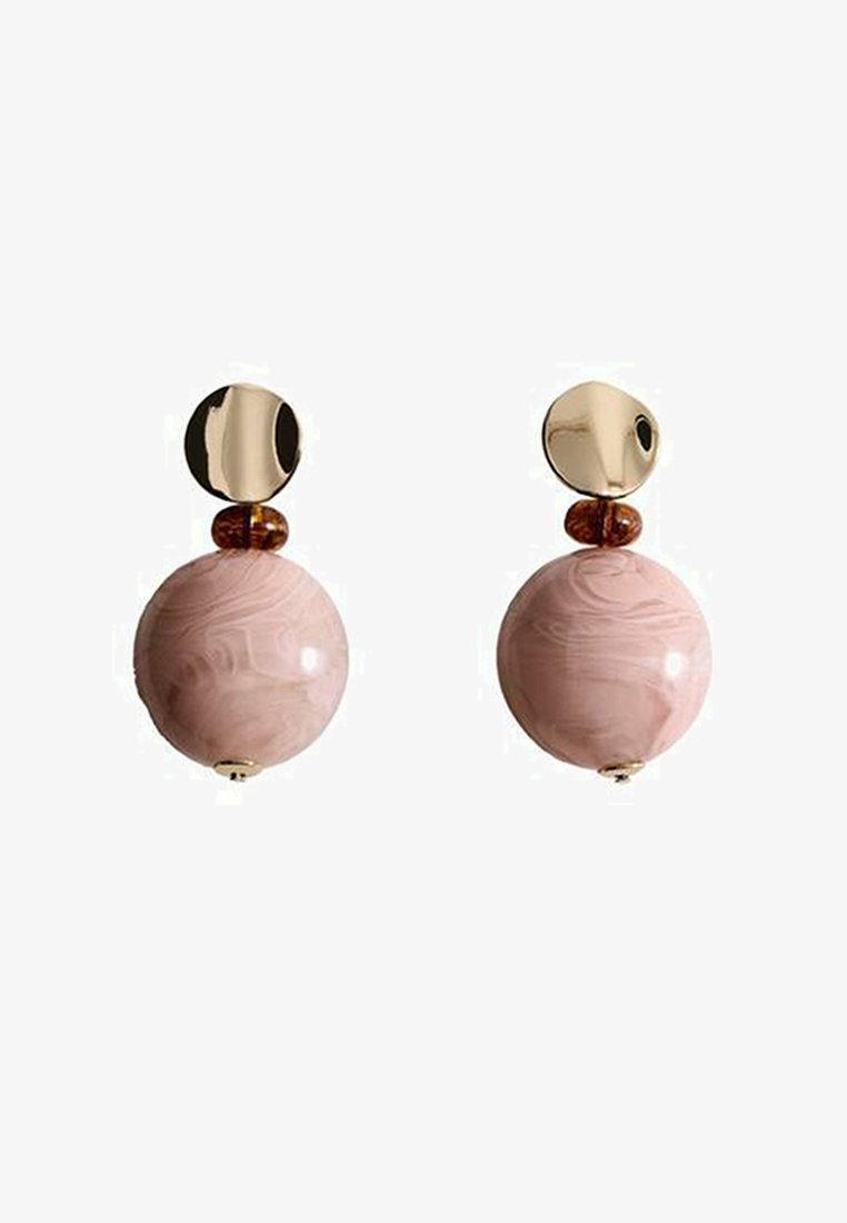 Boucles d'oreilles rondes marbrées roses avec des clous circulaires dorés et un accent de perle brune. Texture lisse avec une finition métallique brillante.