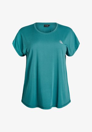 Türkiisi polüesterist t-särk, ümmarguse kaelusega, lühikeste varrukatega ja diskreetse graafilise aktsendiga vasakul rinnal. Sile tekstuur, mugav lõige.