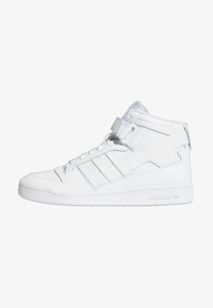 Sneakers înalte, albe, din piele cu un finisaj texturat, dotate cu o curea velcro și trei dungi pe lateral. Talpă din cauciuc cu marcaj.