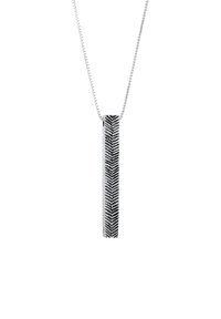 Collier pendentif en argent avec un pendentif rectangulaire présentant un motif chevron noir sur une fine chaîne en argent, sur fond blanc.
