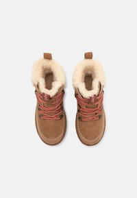 UGG CLASSIC ALPINE LACE-UP koniakowy
