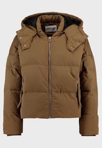 Veste matelassée marron avec capuche amovible, fermeture éclair frontale et poches latérales zippées, conçue pour temps froid.