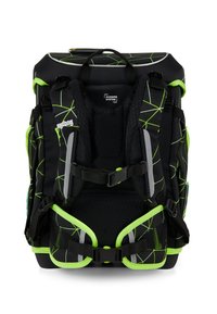 Zaino nero con motivi geometrici verdi, dotato di spallacci regolabili, schienale imbottito e manico superiore per il trasporto. Realizzato in tessuto resistente.