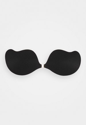 Schwarzer Klebe-BH mit einem glatten, geformten Design, der einen zentralen Verschluss hat. Die Textur ist glatt, und die Form ist kurvig und konturiert.