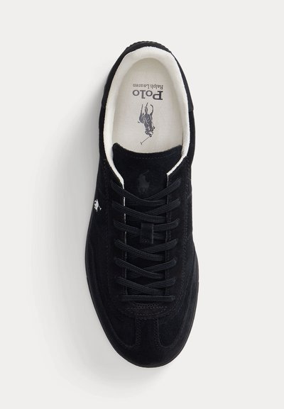 Μαύρο sneakers από σουέτ Polo Ralph Lauren με μαύρα κορδόνια και λευκή εσωτερική επένδυση, με ορατό λογότυπο Polo στο πλάι και στην εσωτερική σόλα.