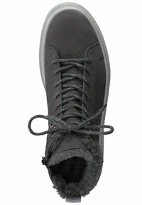 Botín gris con cordones, en cuero texturizado, con lengüeta acolchada y forro de piel de peluche; cuenta con cordones grises y suela de goma con acentos blancos.