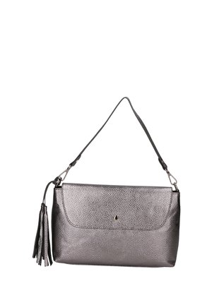 Pochette grise métallique avec un extérieur en cuir texturé, fermeture à rabat et pompon décoratif. Elle est dotée d'une bandoulière amovible.
