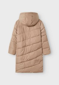 Tan puffermantel med huva, med ett kviltat mönster, horisontella och diagonala sömmar samt långa ärmar. Slät, elegant textur.