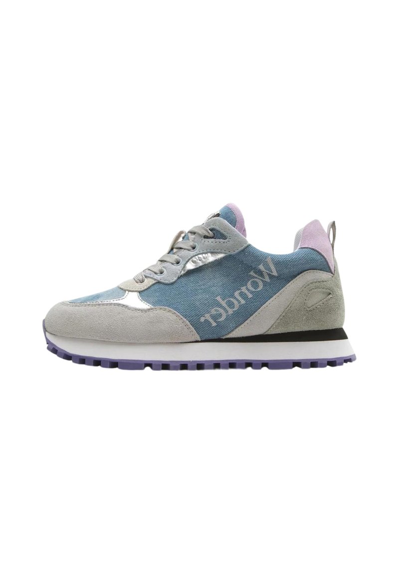 Scarpa sportiva con tomaia in suede grigio e denim, dettagli argentati, suola viola e colletto imbottito con linguetta.