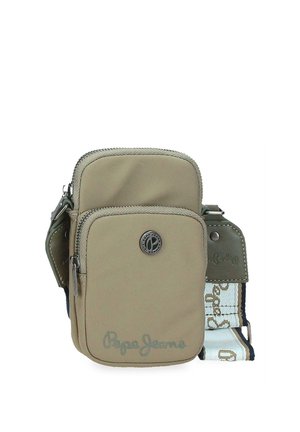 Bolso bandolera compacto color beige con dos compartimentos con cremallera, logotipo circular en el frente y correa ajustable de tela con texto de la marca.