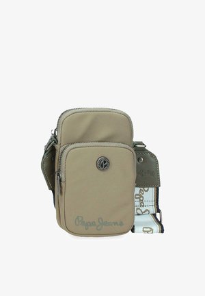 Bolso bandolera compacto color beige con dos compartimentos con cremallera, logotipo circular en el frente y correa ajustable de tela con texto de la marca.