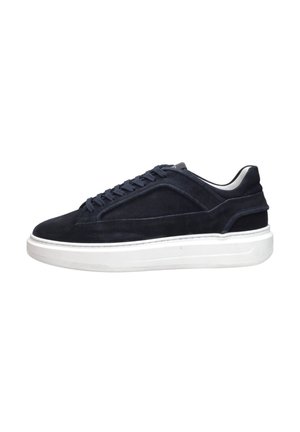 Marineblauwe suède sneakers met een witte rubberen zool, voorzien van ronde veters, een gladde textuur en gebogen stiksels aan de bovenkant.