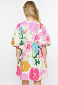 usha Vapaa-ajan mekko - white multicolor