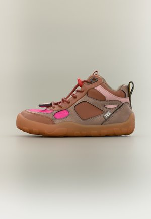 Wielokolorowy sneaker z brązowymi, różowymi i pomarańczowymi panelami, materiałami tekstylnymi i skórzanymi, grubą podeszwą i pętelką z tyłu.