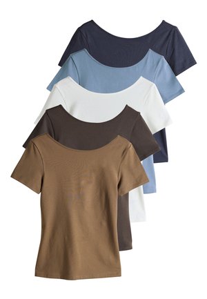 Fünf kurzärmlige T-Shirts in verschiedenen Farben: Dunkelblau, Hellblau, Weiß, Braun und Dunkelbraun. Jedes verfügt über einen Rundhalsausschnitt und eine weiche Textur.