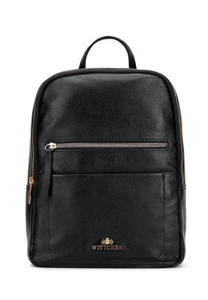 Sac à dos en cuir noir avec une surface texturée, quincaillerie dorée, poche zippée à l'avant et petit logo en bas. Design simple et structuré.