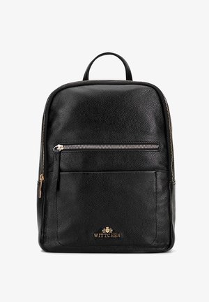 Mochila de cuero negro con superficie texturizada, herrajes dorados, bolsillo frontal con cremallera y un pequeño logotipo en la parte inferior. Diseño simple y estructurado.