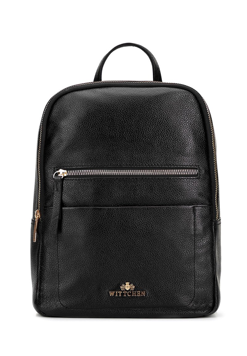 Sac à dos en cuir noir avec une surface texturée, quincaillerie dorée, poche zippée à l'avant et petit logo en bas. Design simple et structuré.