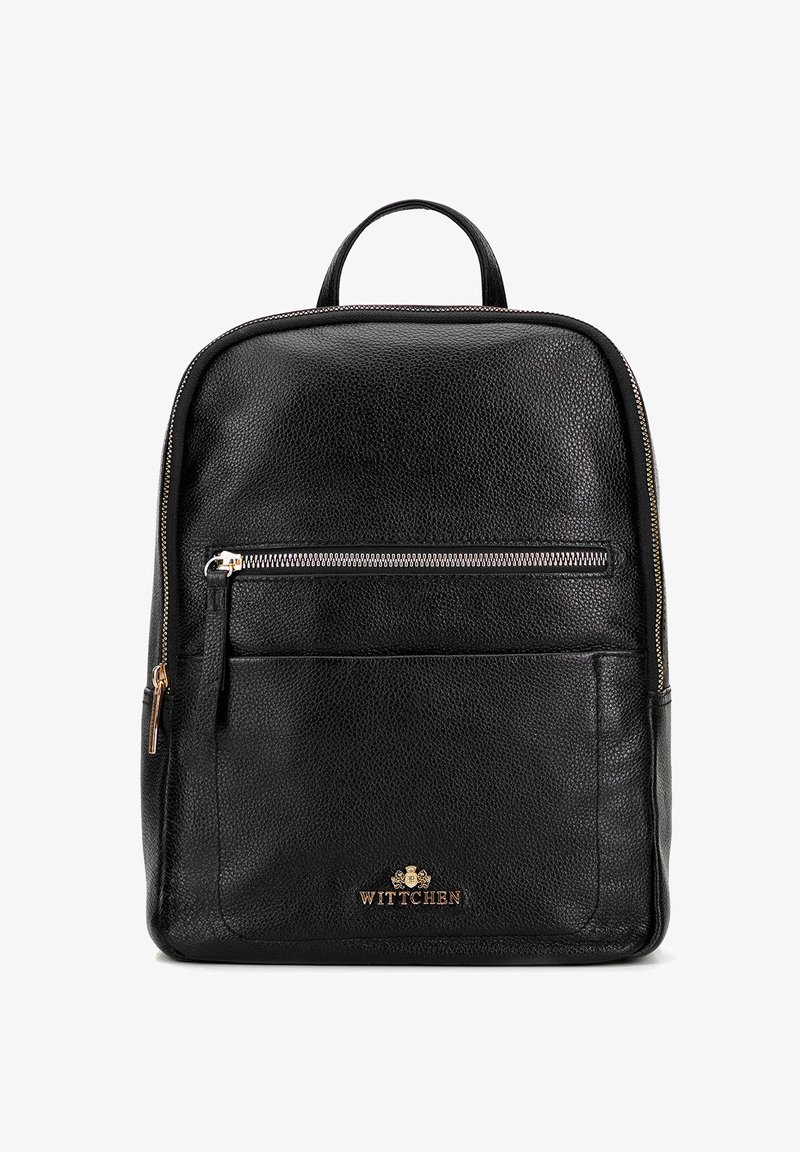 Sac à dos en cuir noir avec une surface texturée, quincaillerie dorée, poche zippée à l'avant et petit logo en bas. Design simple et structuré.