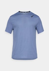 Maglietta atletica azzurra chiara a maniche corte con scollatura rotonda e texture perforata. Presenta un logo Nike nero sul lato sinistro del petto.