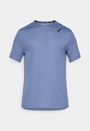 Tricou sportiv de culoare albastru deschis, cu mânecă scurtă și guler rotund, având o textură perforată. Prezintă un logo Nike negru pe partea superioară stângă a pieptului.