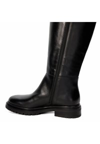 Botte noire en cuir, haute jusqu'au genou, avec une texture lisse, un bout rond, une fermeture éclair latérale et une semelle robuste pour plus de stabilité.