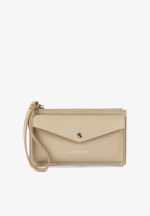 Portefeuille en cuir beige avec une finition texturée, doté d'un rabat style enveloppe, d'une fermeture éclair et d'une dragonne. Détail du logo argenté sur le devant.