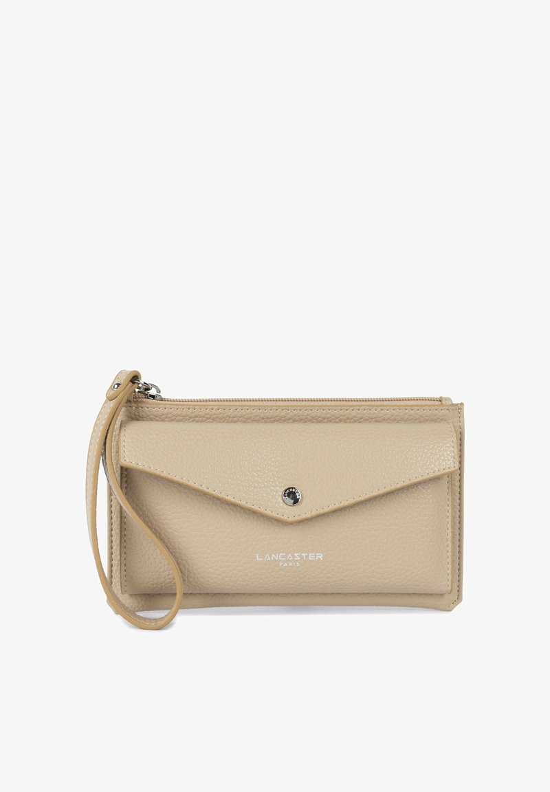 Portefeuille en cuir beige avec une finition texturée, doté d'un rabat style enveloppe, d'une fermeture éclair et d'une dragonne. Détail du logo argenté sur le devant.
