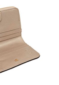 Interno beige di portafoglio sintetico con molteplici scomparti per carte e un compartimento con zip. Presenta dettagli in metallo dorato e marchio in rilievo.