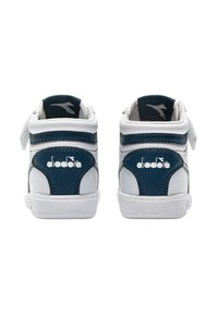Sneaker alte in pelle bianca con dettagli blu navy, texture liscia, cinturino in Velcro e suola in gomma bianca strutturata.