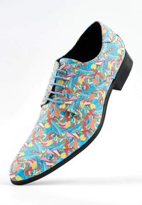 Chaussure habillée à lacets avec un motif floral bleu, rose et orange, texture lisse, bout pointu et semelle en caoutchouc noir.