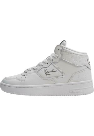 Hvit høyhælte sneakers laget av lær. Har perforert tå, preget logo, flate lisser og en teksturert gummisåle.