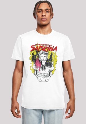 Hvid bomulds t-shirt med et grafik af et kranie, flammer og et ansigt af en karakter, med sorte, gule og pink accenter. Casual fit.