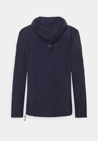 Mørkeblå jakke med hætte, der har en snoretræk på kraven, lange ærmer og glat tekstur. Ingen synlige logoer eller mønstre.