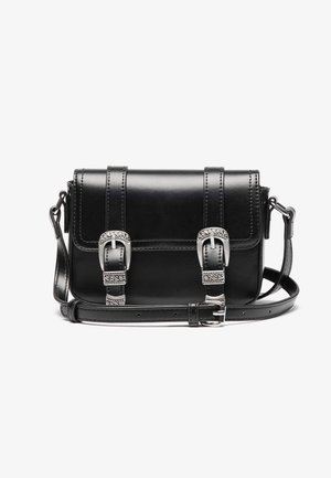 Sort læder crossbody taske med to frontremme med dekorative sølvspænder og en justerbar skulderrem.
