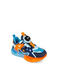 Zapatilla deportiva azul y naranja con parte superior de malla, suela de goma y sistema de cordones integrado. Presenta un pomo negro redondo para el ajuste.