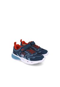 Zapatillas deportivas en navy y rojo con material de malla, suela de goma blanca, correa ajustable y cordones y detalles en naranja contrastantes.