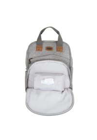 Grijze stoffen rugzak met leren accenten, met een voorzak met rits en een groot compartiment waarin een witte vochtige doek verpakking zichtbaar is.