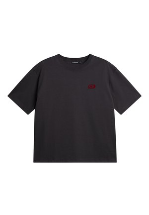 T-shirt en coton noir uni avec des manches courtes, col rond et un petit logo rouge sur la poitrine. Texture lisse et coupe décontractée.
