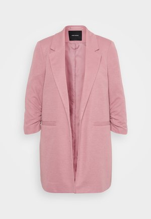 Lyserød blazer med et struktureret design, tekstureret stof, knap-beslag, og trekvartærmer. Har to forlommer og åben front.