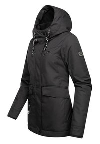 Veste noire isolation avec fermeture éclair à l'avant, grande capuche et cordons. Elle dispose de deux poches avant et d'un patch logo sur la manche.