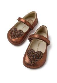 Zapatos Mary Jane metálicos en bronce con un detalle de corazón con estampado de leopardo en la punta y una tira a juego. Textura suave, diseño de punta redonda.