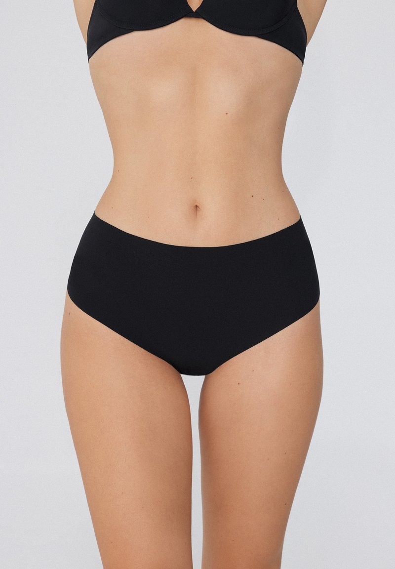 Zwarte high-waisted bikinionderkant van zacht, rekbaar materiaal met een eenvoudig ontwerp, zonder zichtbare patronen of hardware.